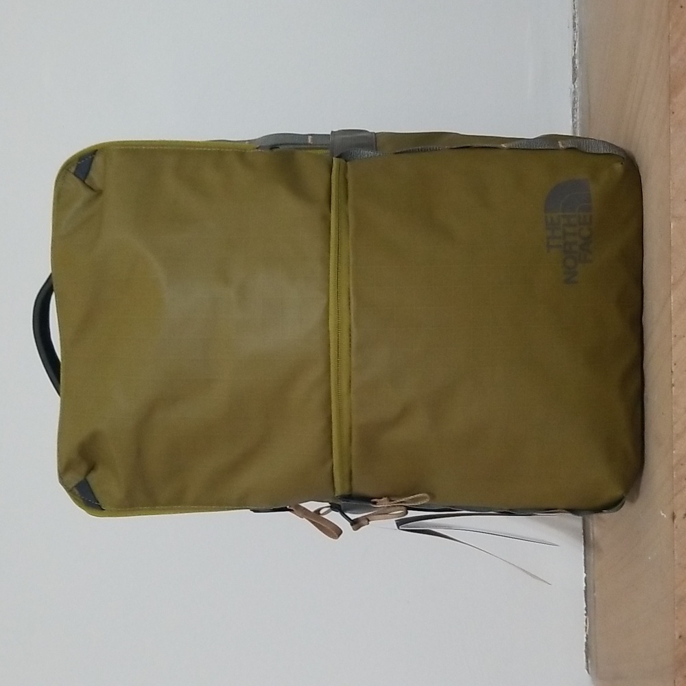 NEW! The North Face Base Camp Voyager Daypack NWT 12.16